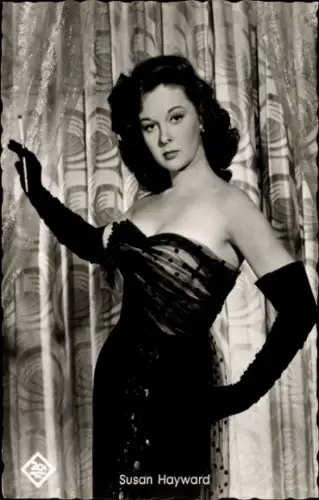 Ak Schauspielerin Susan Hayward, Standportrait, Abendkleid