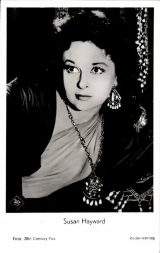 Ak Schauspielerin Susan Hayward, Portrait, Ohrring, Halskette, Treffpunkt Hongkong
