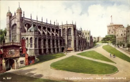 Ak Windsor Berkshire England, St. Georges Chapel, Windsor Castle, grüne Wiesen, Menschen, 