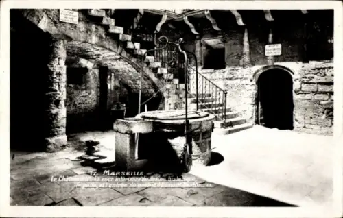 Ak Marseille Bouches du Rhône, Brunnen, Treppe, Innenhof,  s Gebäude
