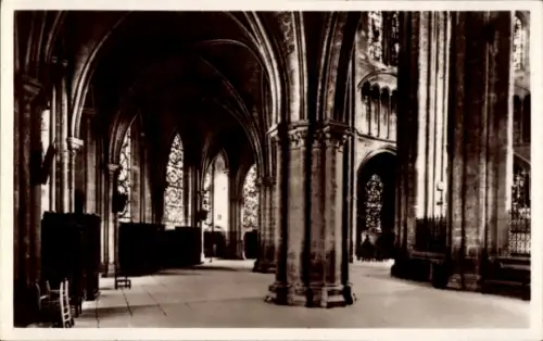 Ak Bourges Cher, Innenansicht der Kathedrale, hohe Säulen, große Fenster