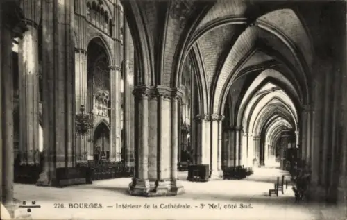 Ak Bourges Cher, Innenansicht der Kathedrale  hohe Bögen, Säulen, gotischer Stil