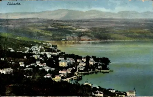 Ak Opatija Abbazia Kroatien, Landschaft mit Häusern, See, Berge im Hintergrund, Text: Abbazia