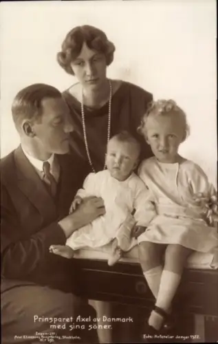 Ak Prinsparet Axel av Danmark med sina söner, Portrait