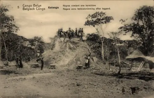 Ganzsachen CPA Katanga DR Kongo Zaire, Nègres nivelant une termitière