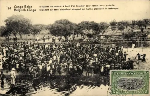 Ak Congo Belge DR Kongo Zaire, Indigènes se rendant à bord d'un Steamer pour vendre leurs produits