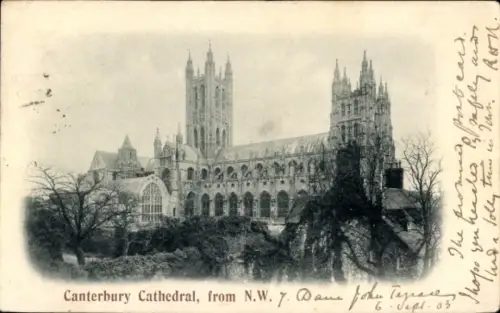 Ak Canterbury Kent England, Canterbury Cathedral, von NW, gotische Architektur, Bäume im Vordergr