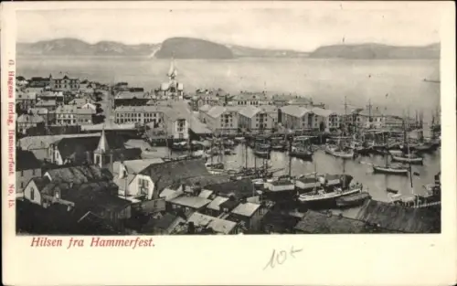 Ak Hammerfest Norwegen, Hafenansicht von  Schiffe, Häuser, Berge im Hintergrund