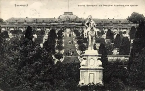Ak Potsdam Sanssouci, Schloss Sanssouci, Denkmal Friedrich des Großen, Statue, Gartenanlage