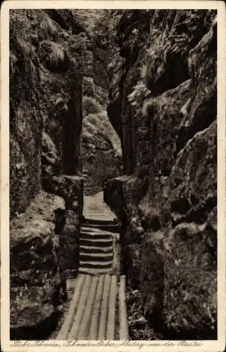 Ak Rathen an der Elbe Sächsische Schweiz, Schlucht, Treppen, Felsen, Schwedenlöcher, Abstieg von 