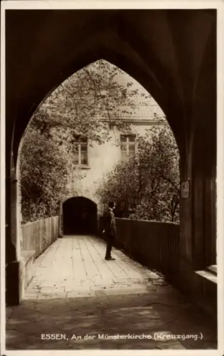Ak Essen im Ruhrgebiet, An der Münsterkirche, Kreuzgang, Mensch steht, Bäume, Weg