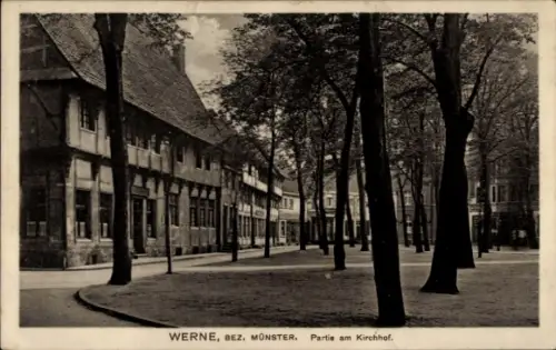 Ak Werne an der Lippe (Bezirk Münster) Westfalen,  Bez. Münster, Partie am Kirchhof, Bäume, Straß