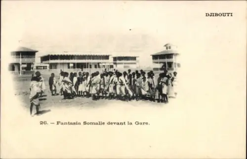Ak Djibouti Dschibuti, Menschenmenge, traditionelle Kleidung, Bahnhof, Fantasia Somalie