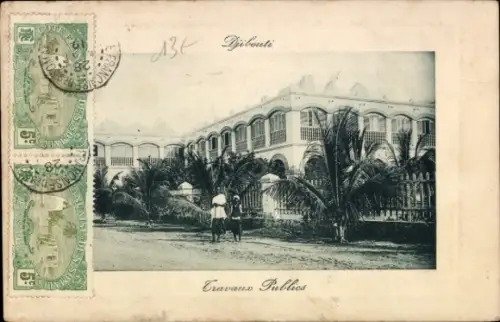Ak Djibouti Dschibuti, Schwarz-Weiß-Foto, Gebäude, Palmen, Reiter, Text 'Travaux Publics'
