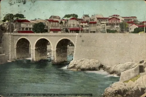 Ak Marseille Bouches du Rhône,  La Corniche, Pont de la fausse monnaie, Wasser, Felsen, Häuser