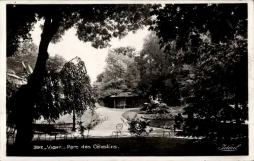 Ak Vichy Allier,  Parc des Célestins, Parklandschaft, Bäume, Stühle