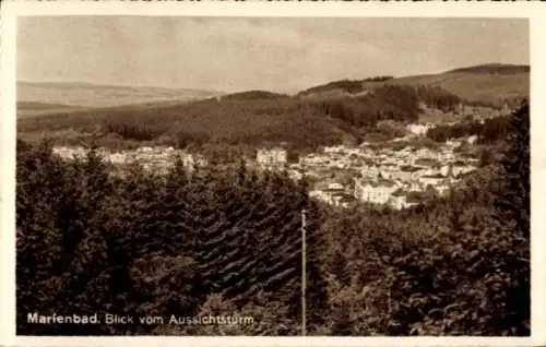 Ak Mariánské Lázně Marienbad Region Karlsbad,  Blick vom Aussichtsturm, Landschaft, Bäume, Häuser