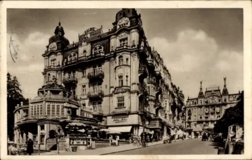 Ak Mariánské Lázně Marienbad Region Karlsbad, Hotel, Straßenansicht, Menschen, Geschäfte, Marienb