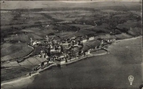 Ak Meersburg am Bodensee, Luftaufnahme von  Graf Zeppelin, Wasser, Landschaft