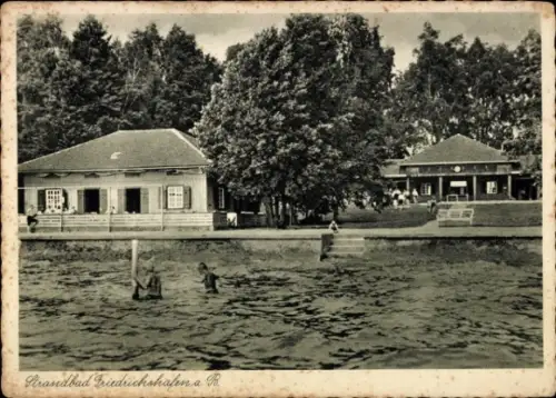 Ak Friedrichshafen am Bodensee, Strandbad Friedrichshafen a B, Schwimmer im Wasser, Gebäude im Hi