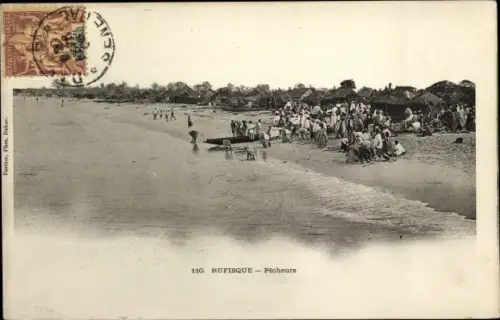 Ak Rufisque Senegal, Fischer am Strand