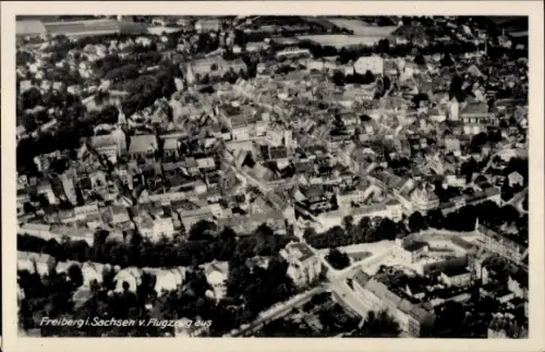 Ak Freiberg in Sachsen, Luftaufnahme von Freiberg, viele Dächer, teils  Architektur