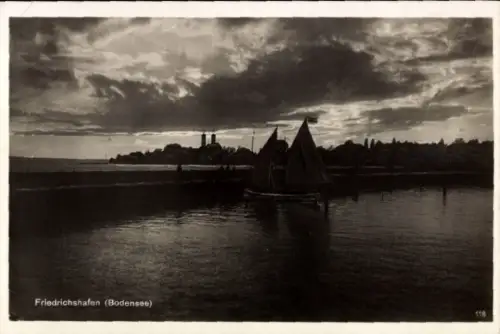 Ak Friedrichshafen am Bodensee,  Bodensee, Segelboot, Wolken, Wasser