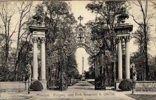 Ak Potsdam Sanssouci, Eingang zum Park Sanssouci, Obelisk, Bäume, schmiedeeiserne Tore