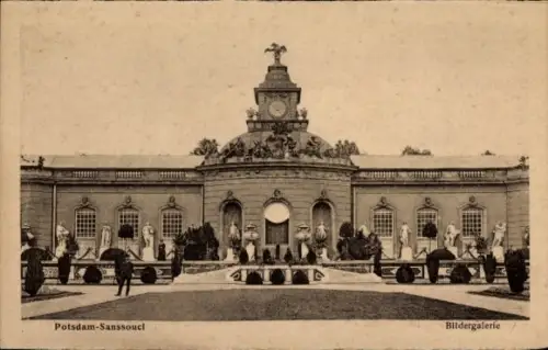 Ak Potsdam Sanssouci, Potsdam-Sanssouci, Bildergalerie, Garten mit Statuen, Uhrturm