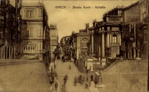 Ak Valletta Malta, Strada Reale,  Malta, Menschen auf der Straße,  Gebäude