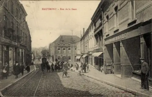 Ak Hautmont Nord,  Rue de la Gare, Straßenansicht, Personen, Pferdewagen