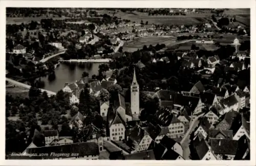 Ak Sindelfingen in Württemberg, Luftaufnahme von  Stadtansicht, Kirche, Häuser, Landschaft