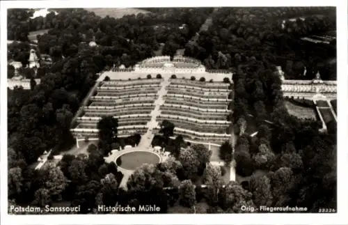 Ak Potsdam Sanssouci, Luftaufnahme von Sanssouci,  Mühle, Potsdam