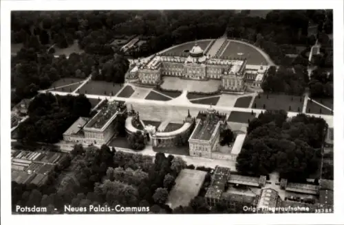 Ak Potsdam Sanssouci, Luftaufnahme des Neuen Palais,  große Gartenanlage, Bäume, Wege