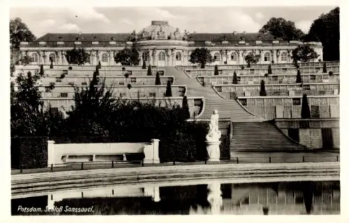 Ak Potsdam Sanssouci, Sanloß Sanssouci, Gartenanlagen, Treppen, Statue, Wasserbecken
