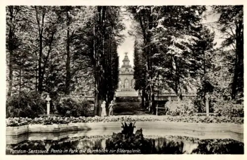Ak Potsdam Sanssouci, Potsdam-Sanssouci, Parkansicht, Bildergalerie, Wasserbecken, Bäume, Persone