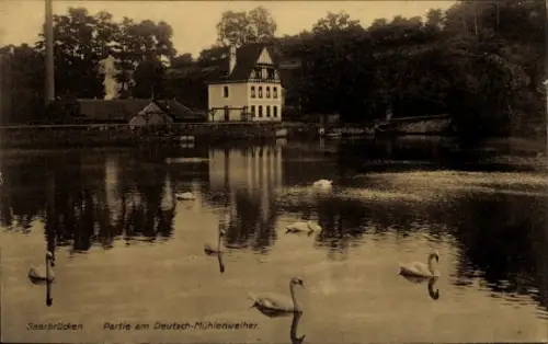 Ak Saarbrücken im Saarland,  Deutsch-Mühlenweiher, Schwäne, Wasser, Landschaft