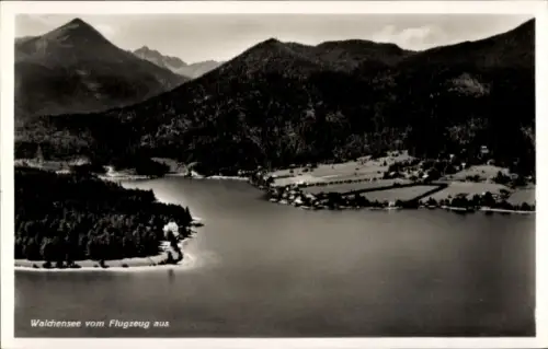 Ak Walchensee Kochel am See, Walchensee vom Flugzeug aus, Berglandschaft, Wasser, Natur
