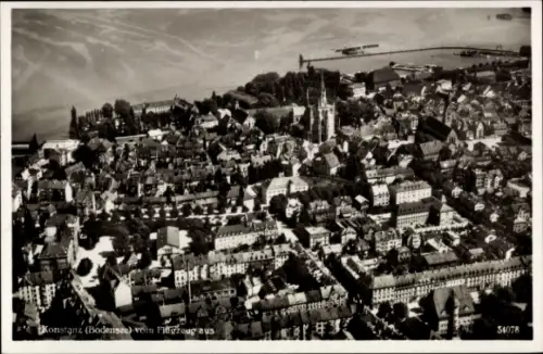 Ak Konstanz am Bodensee, Luftaufnahme von  Bodensee, viele Häuser, Bäume, Wasser