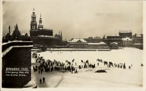 Ak Dresden Altstadt, Übergang über die vereiste Elbe, Menschen, Stadt