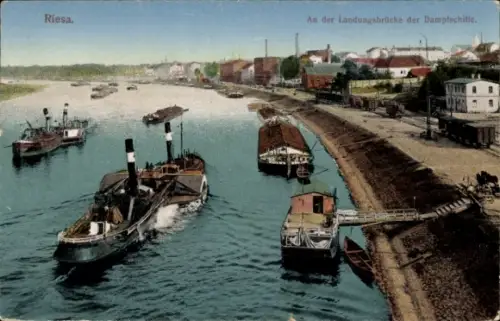 Ak Riesa an der Elbe Sachsen, An der Landungsbrücke der Dampfschiffe