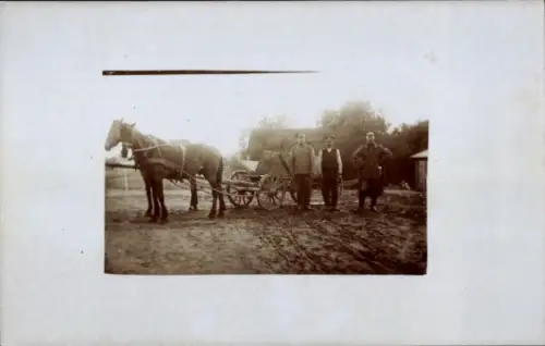 Foto Ak Kriegsgefangenenlager Raminow, deutscher Soldat mit zwei russischen Gefangenen, Fuhrwerk