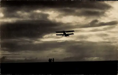 Foto Ak Flugzeug über einem Feld, Doppeldecker