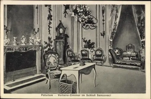Ak Potsdam Sanssouci,  Voltaire-Zimmer, Schloß Sanssouci, Möbel, Kamin, Wandverzierung