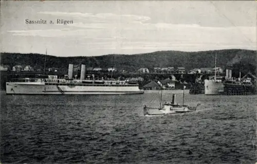 Ak Sassnitz auf Rügen, Schiffe im Wasser, Sassnitz a. Rügen, Küstenlandschaft