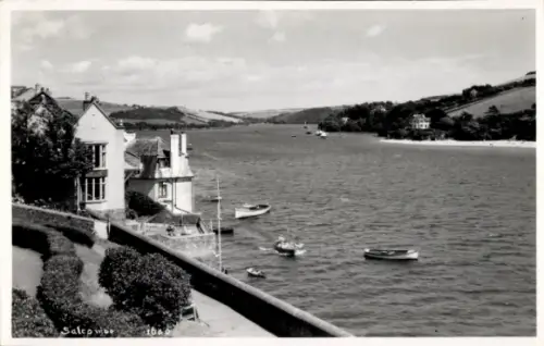 Ak Salcombe Devon, Flusslandschaft, Boote, Häuser, Uferpromenade