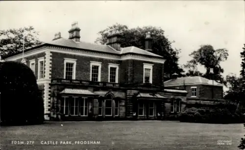 Ak Frodsham Cheshire England, Castle Park,  Gebäude, Bäume, 