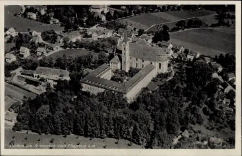 Ak Dießen am Ammersee Oberbayern, Luftaufnahme von Dießen, Ammersee, Kloster, Bäume, Felder
