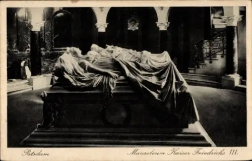 Ak Potsdam Sanssouci, Mausoleum Kaiser Friedrichs III., Statue, Potsdam