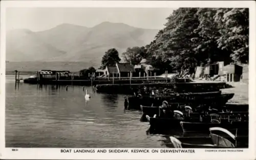 Ak Keswick Cumbria England, Bootsanlegestellen, Skiddaw, Keswick, Wasser, Bäume, Berge